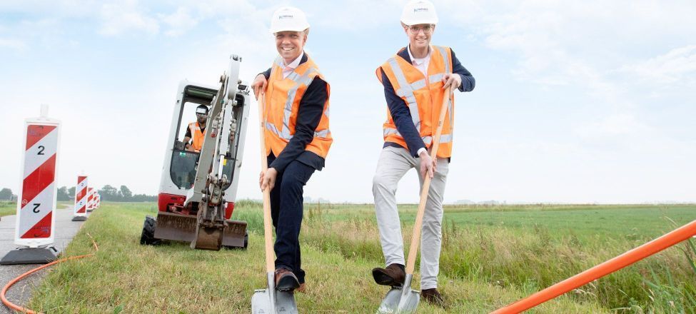 Daan van Beek en Jouke Douwe de Vries geven startsein aanleg glasvezel afgelegen adressen