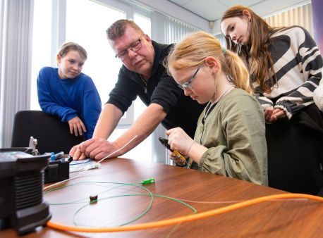 Leerlingen en klanten volgen workshops bij Kabelnoord